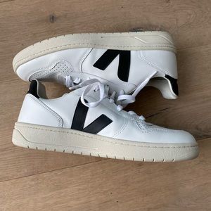 VEJA V-10 Sneaker